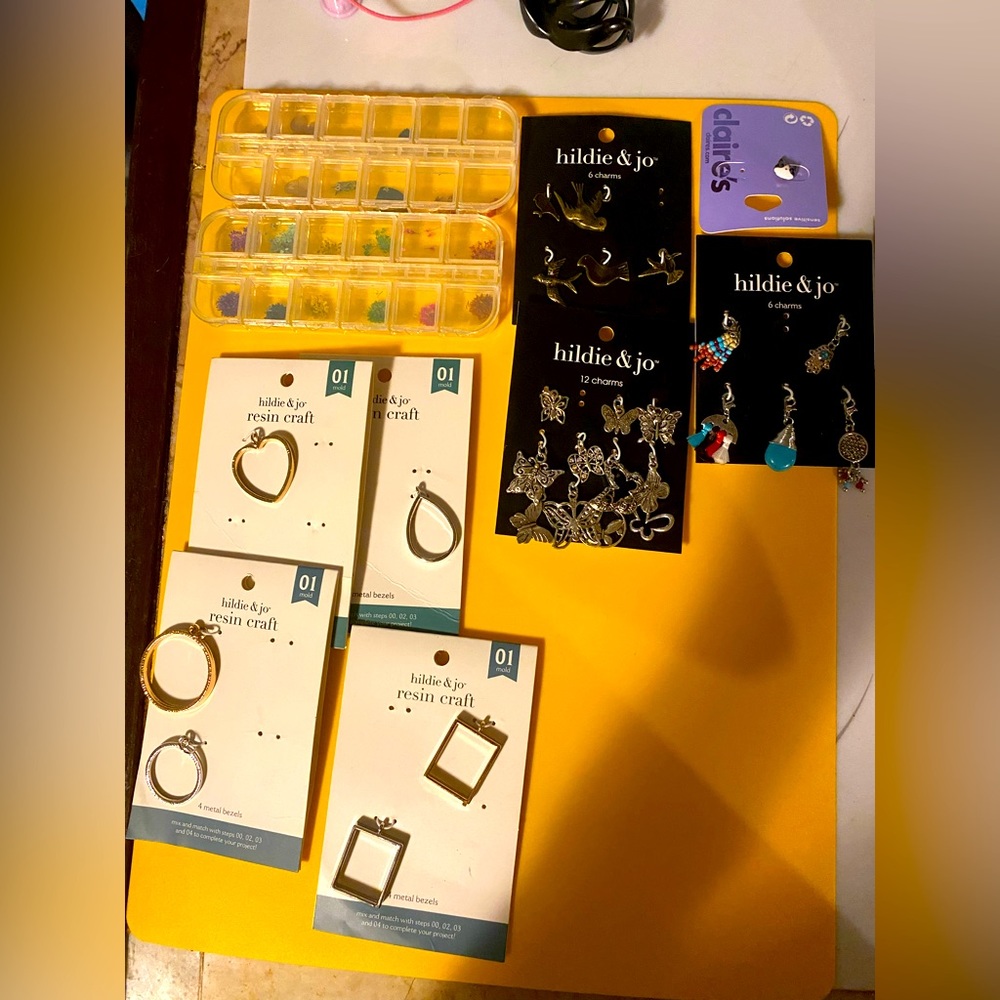 Making resin keychains/necklaces/earrings taking requests